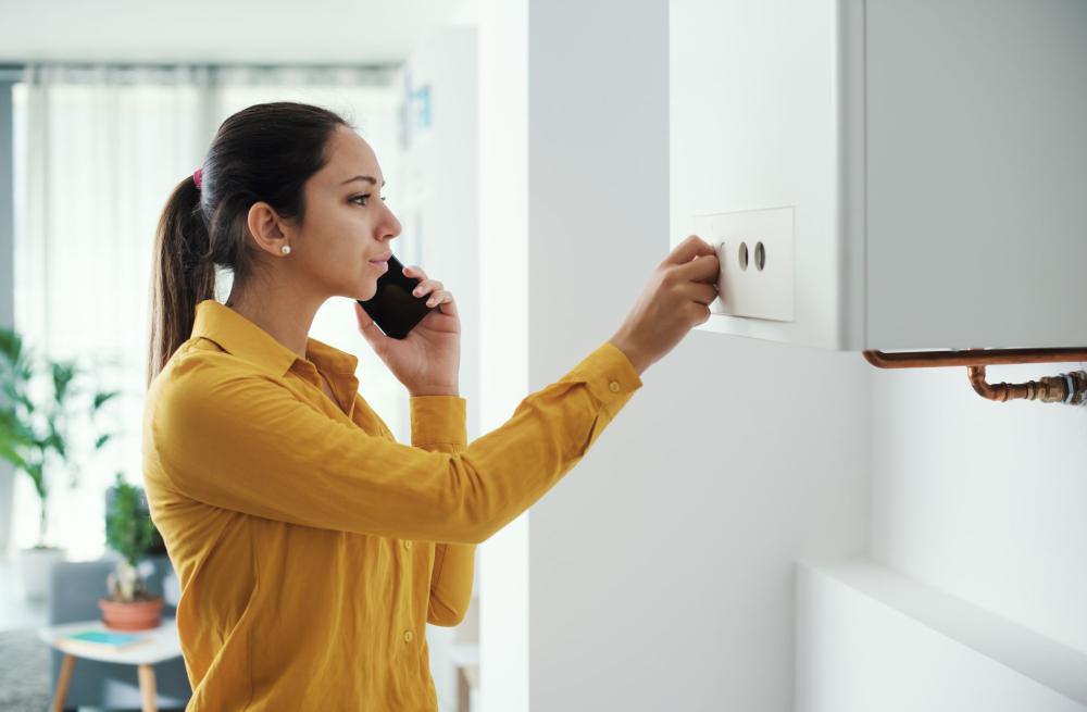personne téléphonant au dépanneur